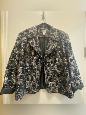 Chico’s Black & Cream Textured Floral Blazer – Size 3